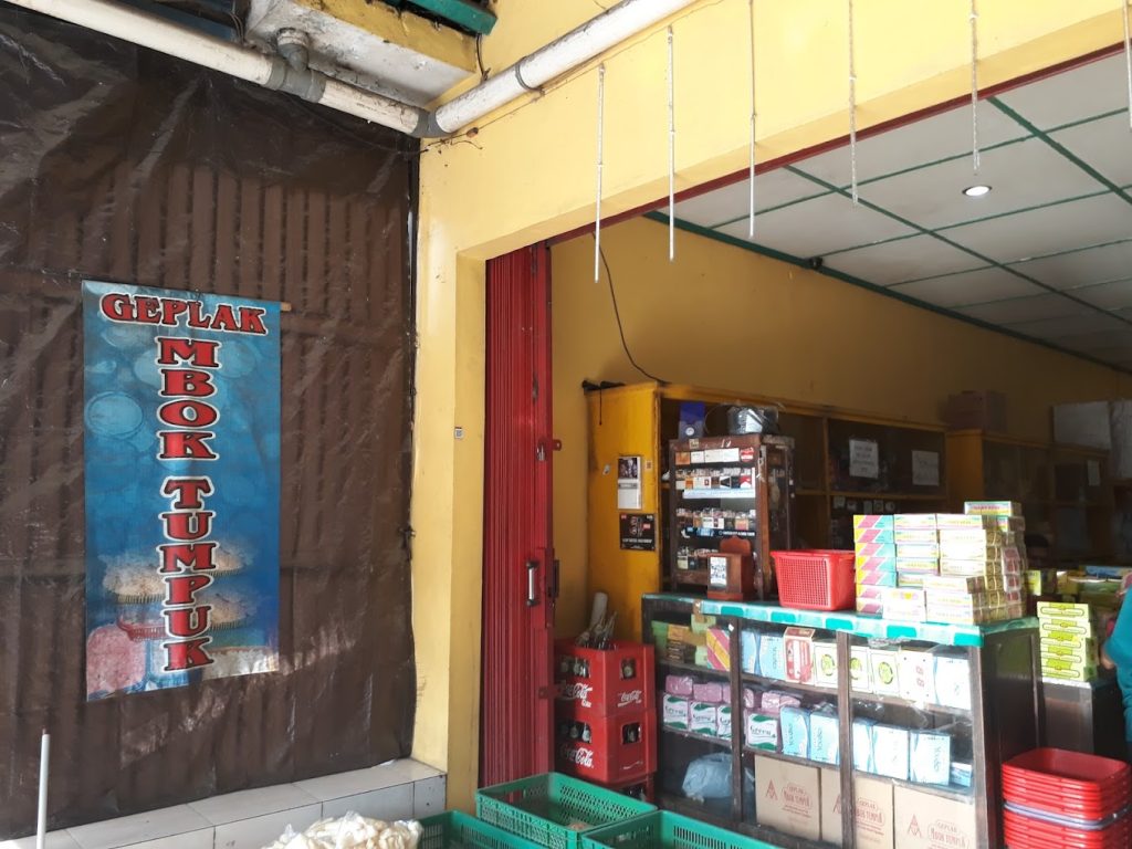 pusat oleh oleh geplak peyek tumpuk bantul